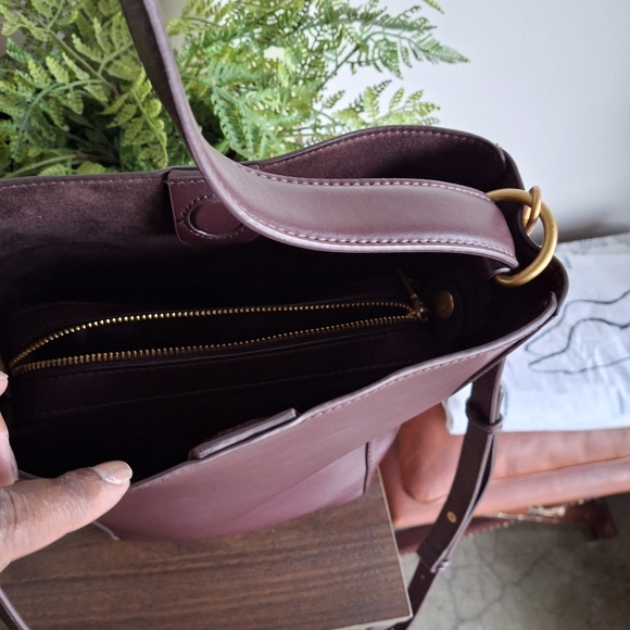 Elegant Burgundy Leather Shoulder Bag - Picture 2 of 3